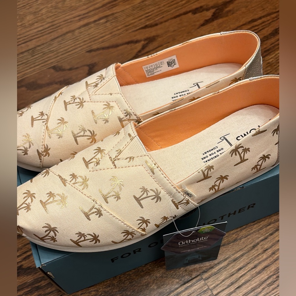 Palm Tree Tom’s size 9- new with tags and box